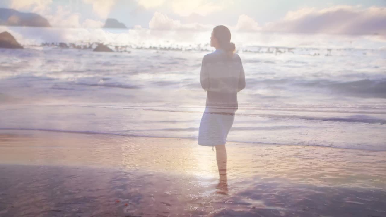 해가 지는 해변에서  ⁇ 고 있는 여자 4k