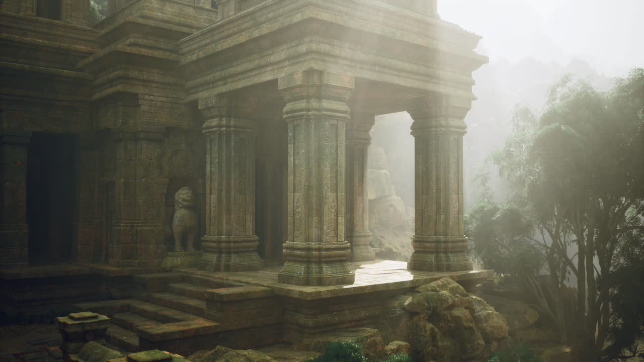 Antiche rovine di un tempio circondate da una foresta nebbiosa all'alba