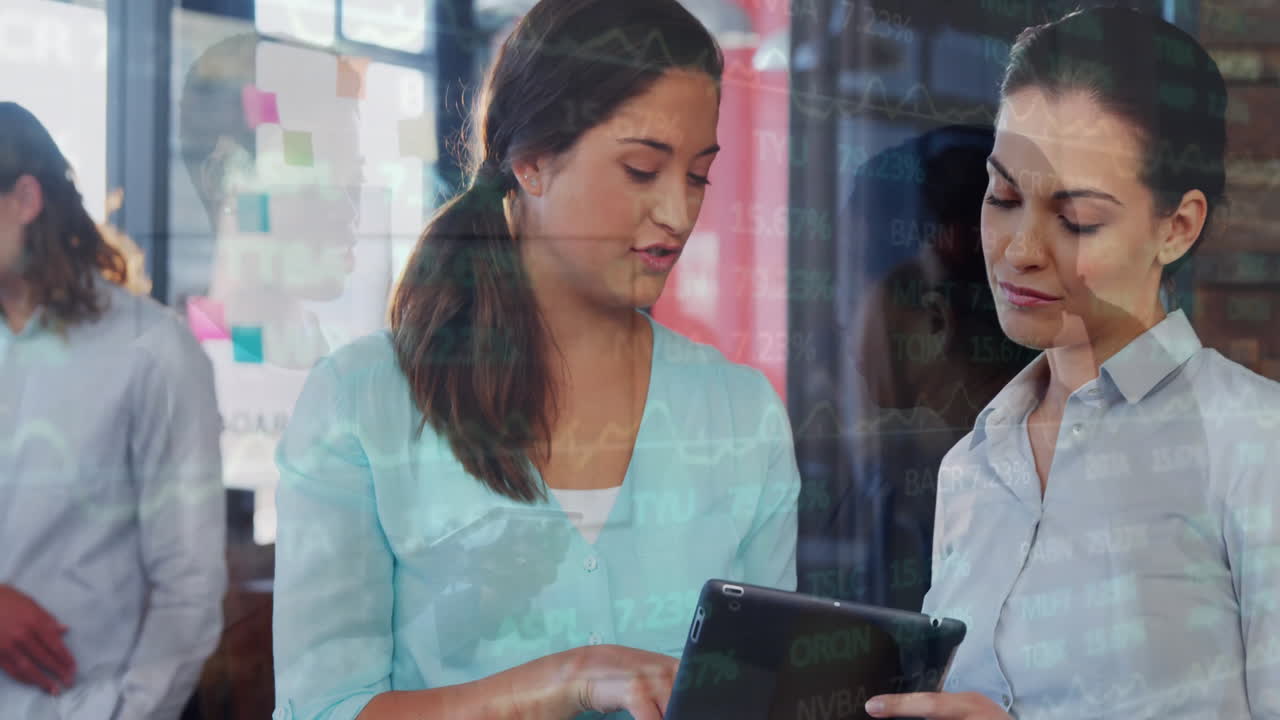 animación de hombres de negocios caucásicos discutiendo el trabajo en la oficina sobre colegas