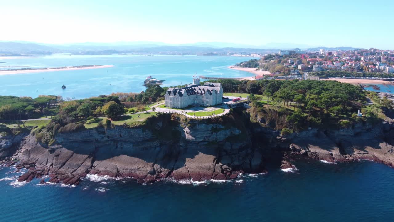 화창한 날에 아름다운 막달레나 반도에 접근