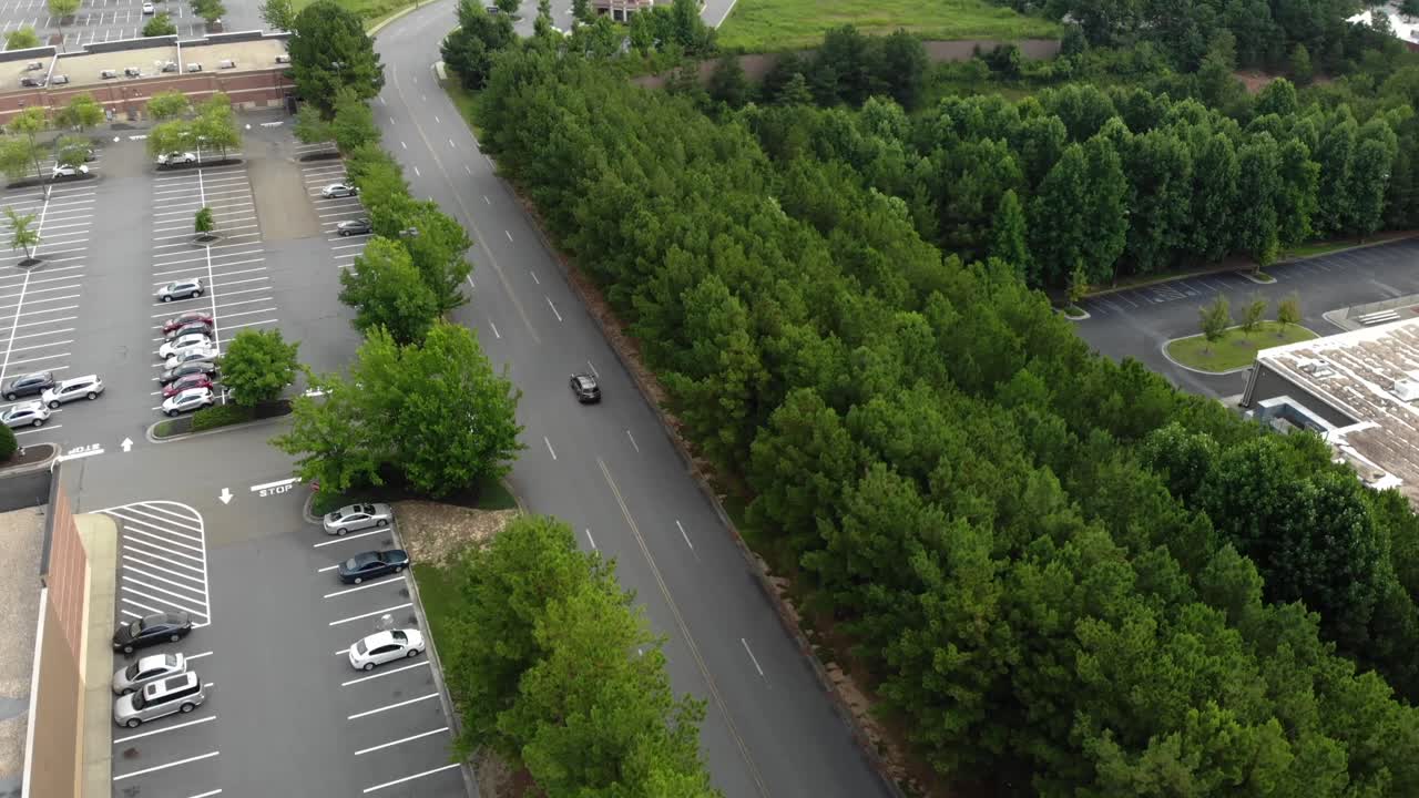 самолет поднимается над деревьями. слежение за автомобилем. город.