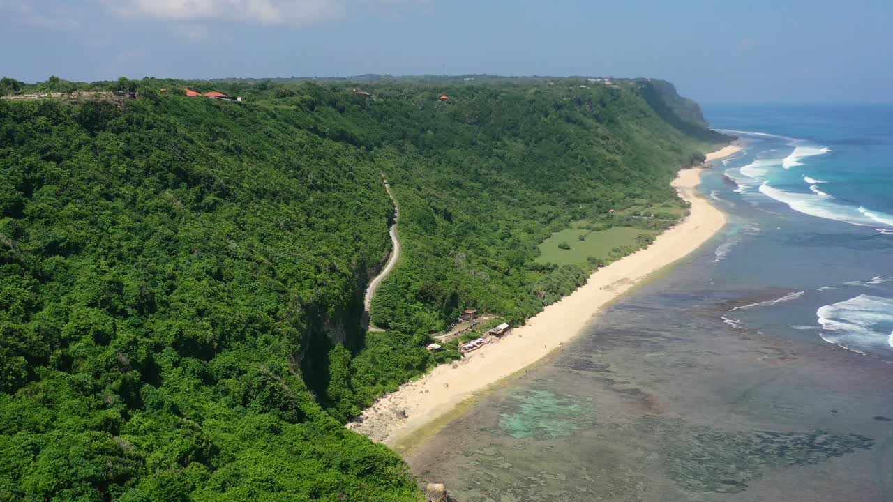 antena de la playa de nyang nyang durante la marea baja y los acantilados de uluwatu en un día soleado en bali