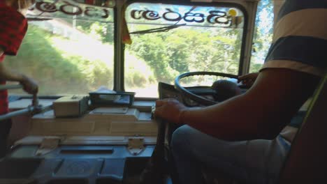 conduciendo un autobús de sri lanka por caminos rurales
