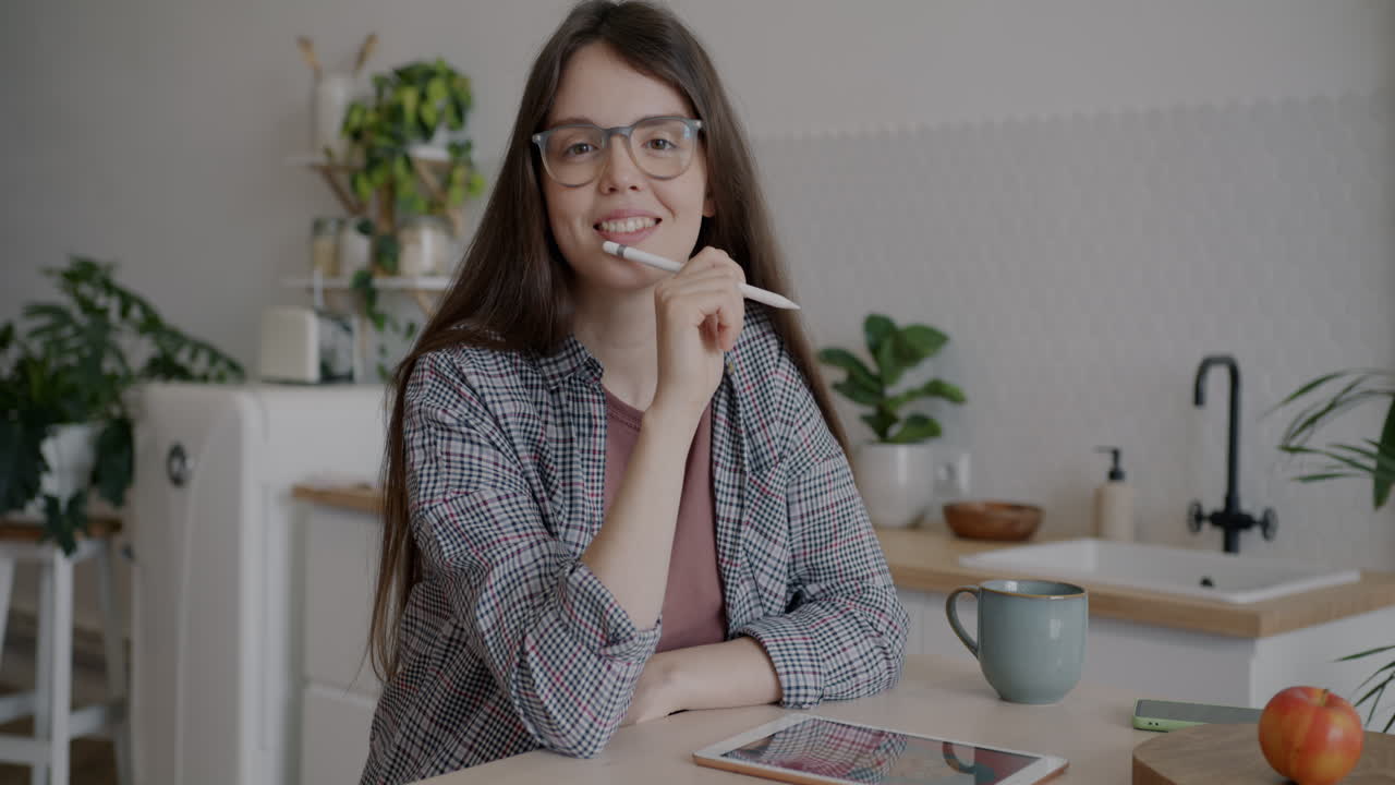 mujer joven que trabaja desde casa