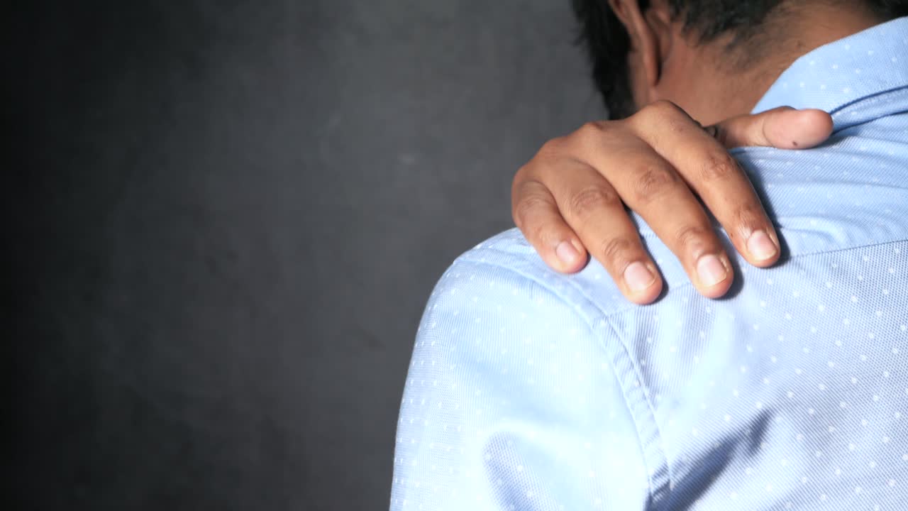 어깨 통증을 가진 남자