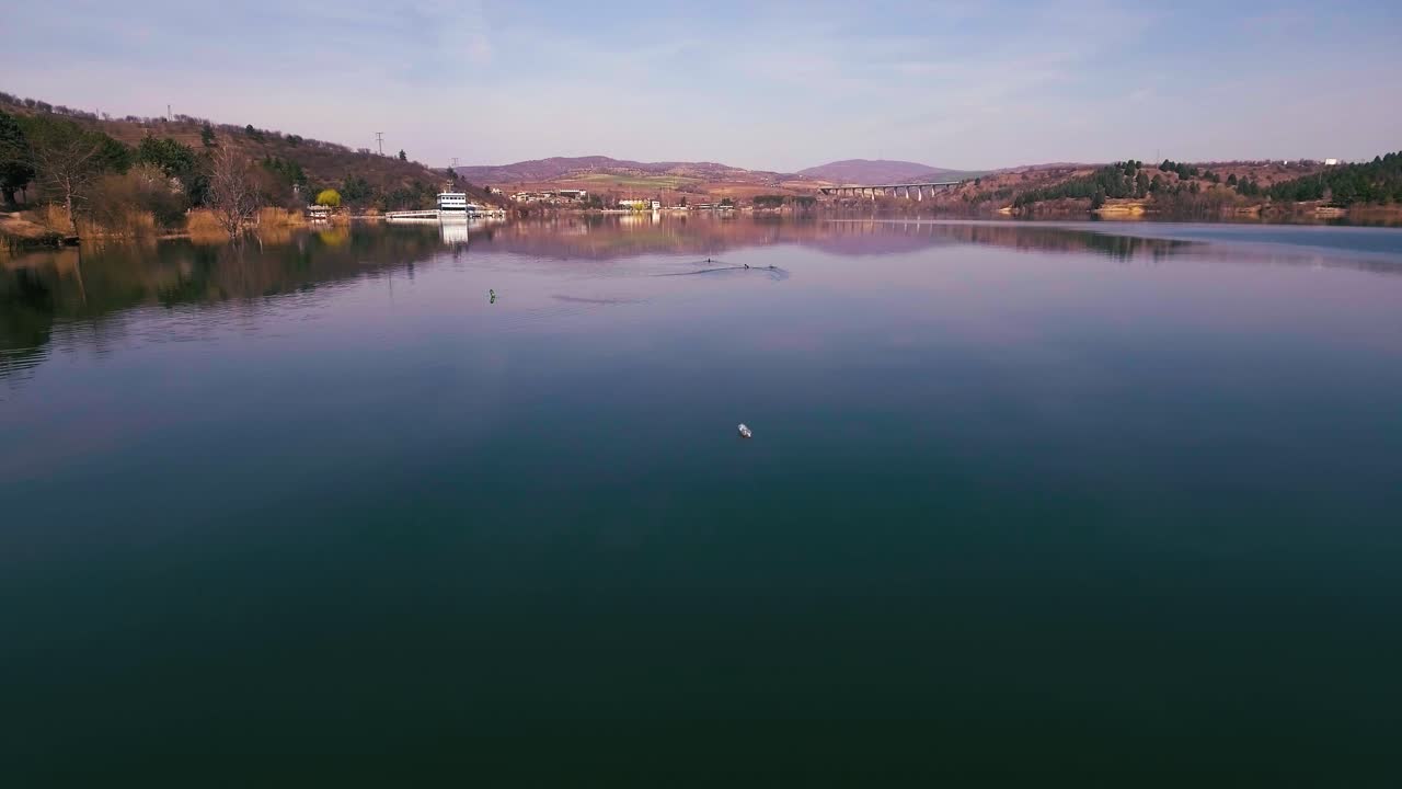 bajo arial sobre el lago mladost en macedonia