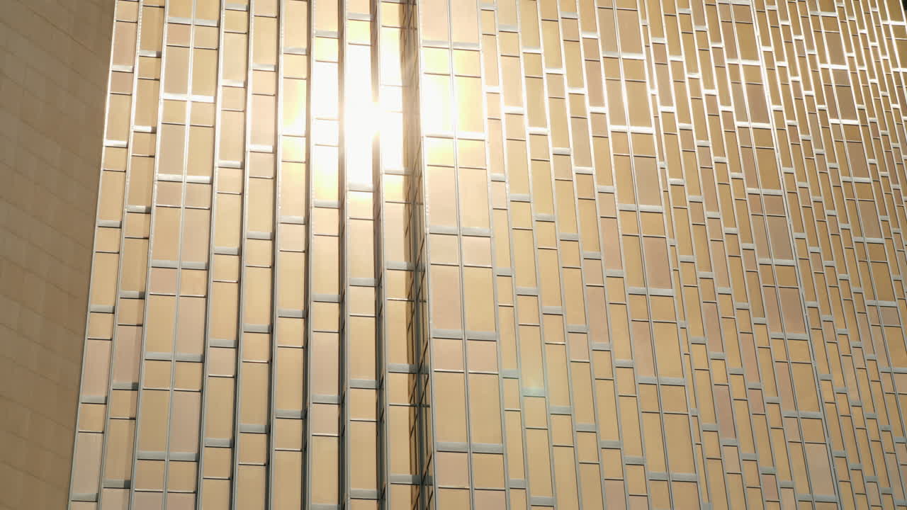 sol reflejado en ventanas de rascacielos