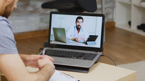 Hombre-Escuchando-Consejos-Médicos-En-Videollamada