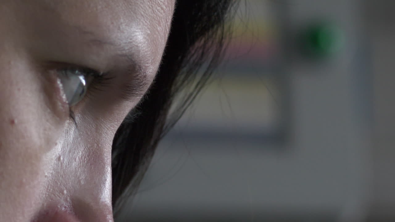 절망을 표현하는 공허함 속에서 눈을 잃은 여성의 프로필