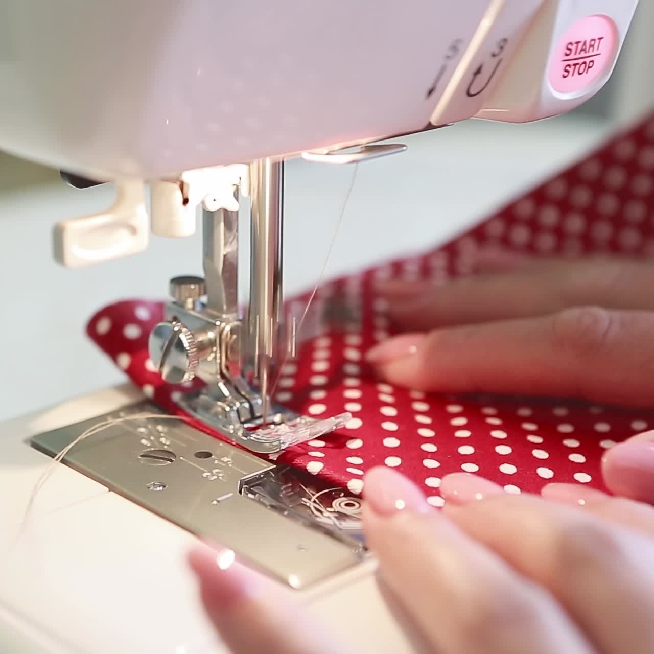 mujer trabajando en una máquina de coser
