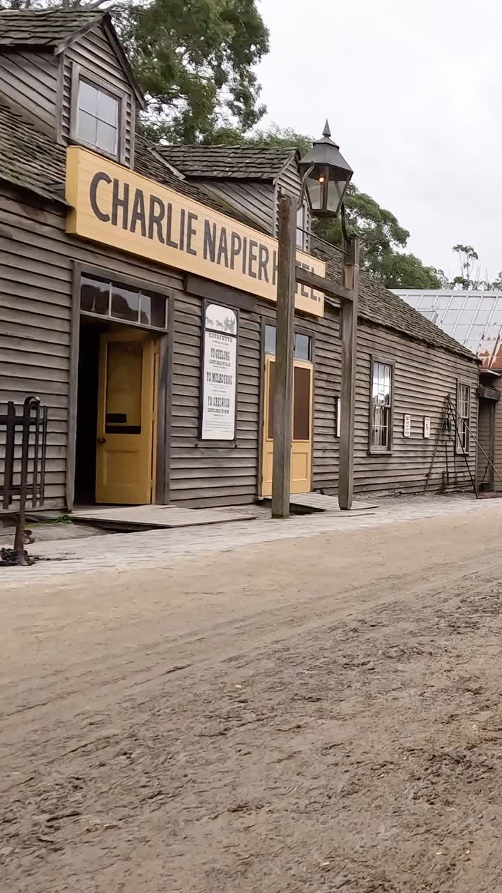 Et vertikalt billede af gamle træbygninger og en grusvej i en historisk by.