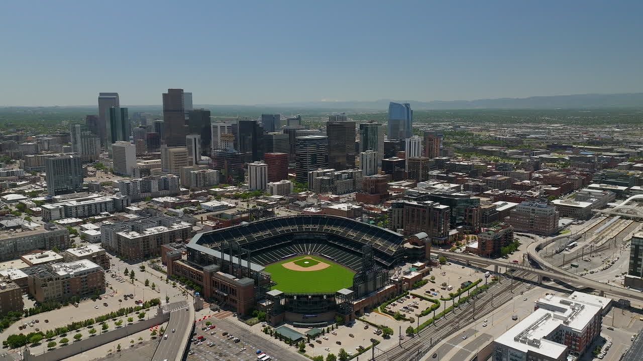centro de denver coors campo colorado rockies estadio de béisbol montaña rocosa paisaje monte evans avión no tripulado cinematográfico pies de colorado coches tráfico primavera verano dando vueltas a la izquierda