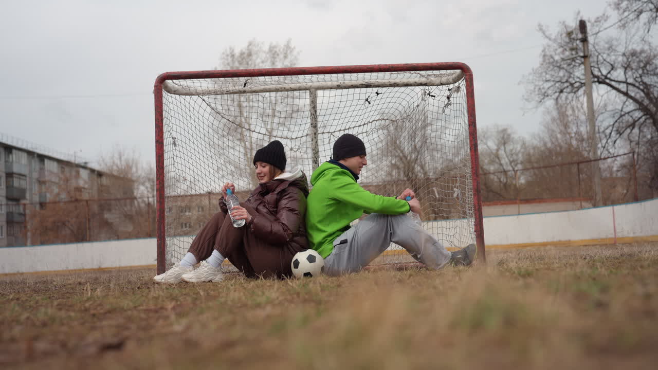 Los compañeros de equipo disfrutan de la alegría colectiva, los amigos expresan su deleite en celebraciones conjuntas llenas de alegría con amigos, atletas y amigos se unen para compartir felicidad y disfrute festivo de forma colectiva.