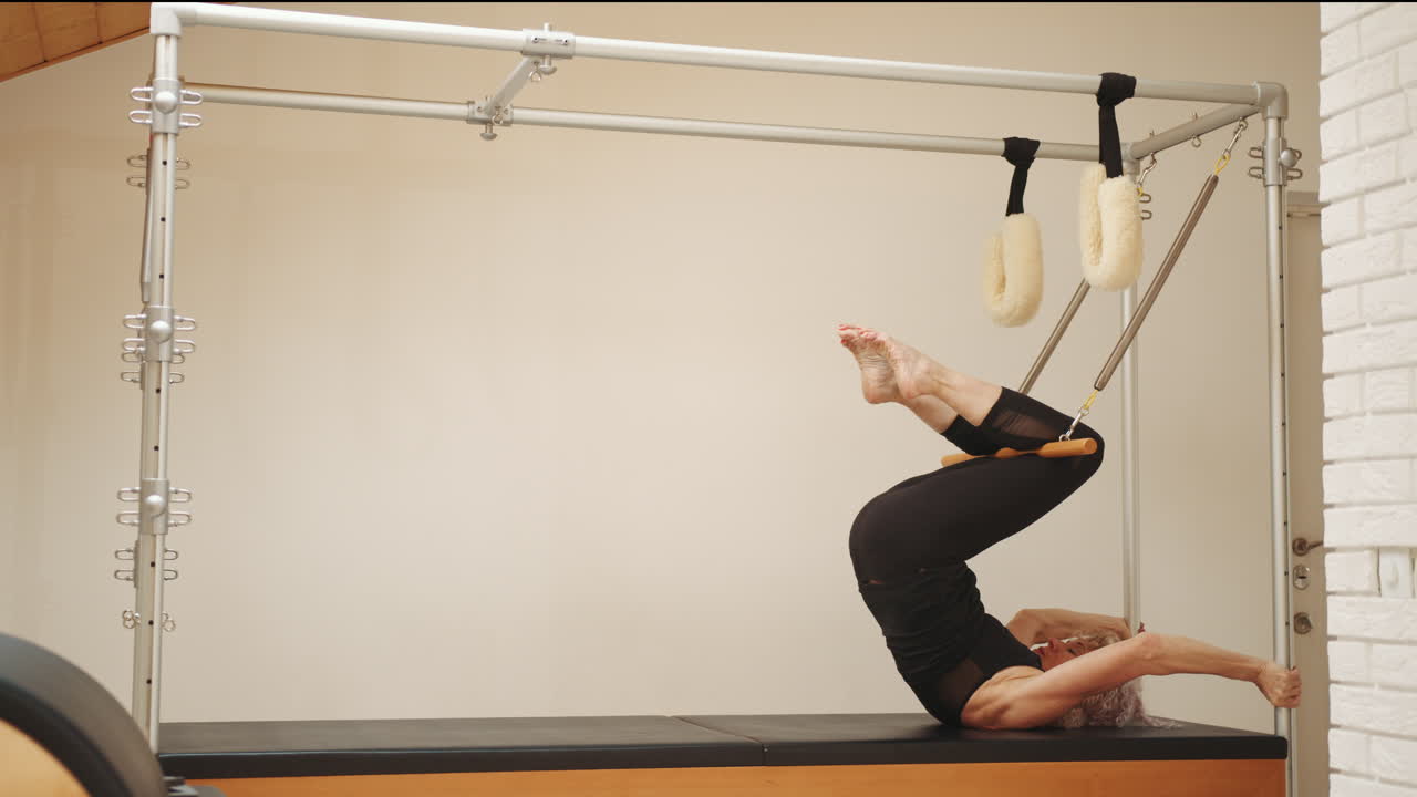 피라테스 리포머 운동 을 하는 고령 여성