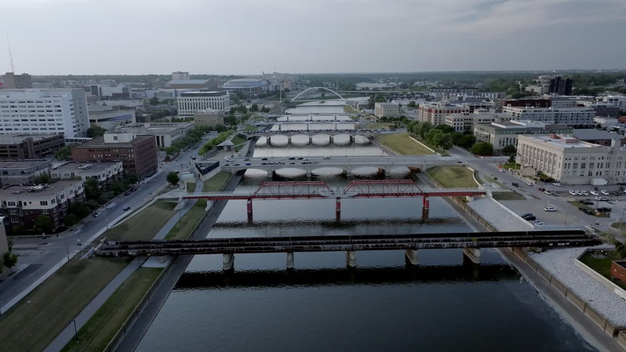 Ponti sul fiume Des Moines a Des Moines, Iowa con video drone che si muove da sinistra a destra.
