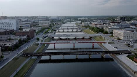 Bridges-over-Des-Moines-River-in-Des-Moines,-Iowa-with-drone-video-moving-left-to-right