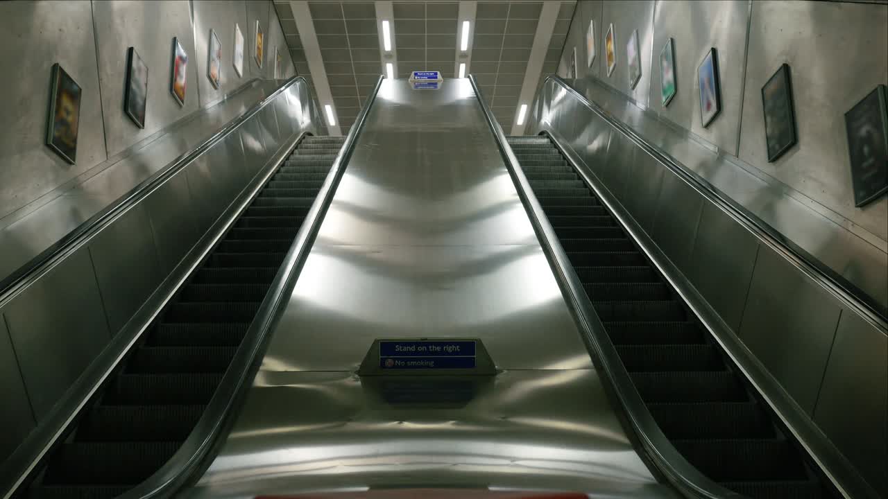 에스컬레이터 올라와 내려가는 (루프)