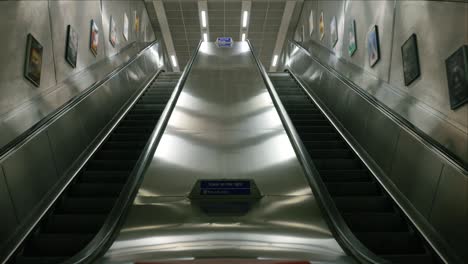 escaleras mecánicas que suben y bajan (bucle)