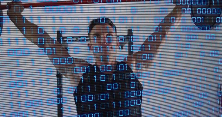 Fitnessudøver griber vægtstang ved squat rack, løfter over hovedet med binært overlay, der viser fitnessdata