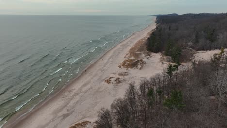 el borde de la playa de arena y el agua poderosa