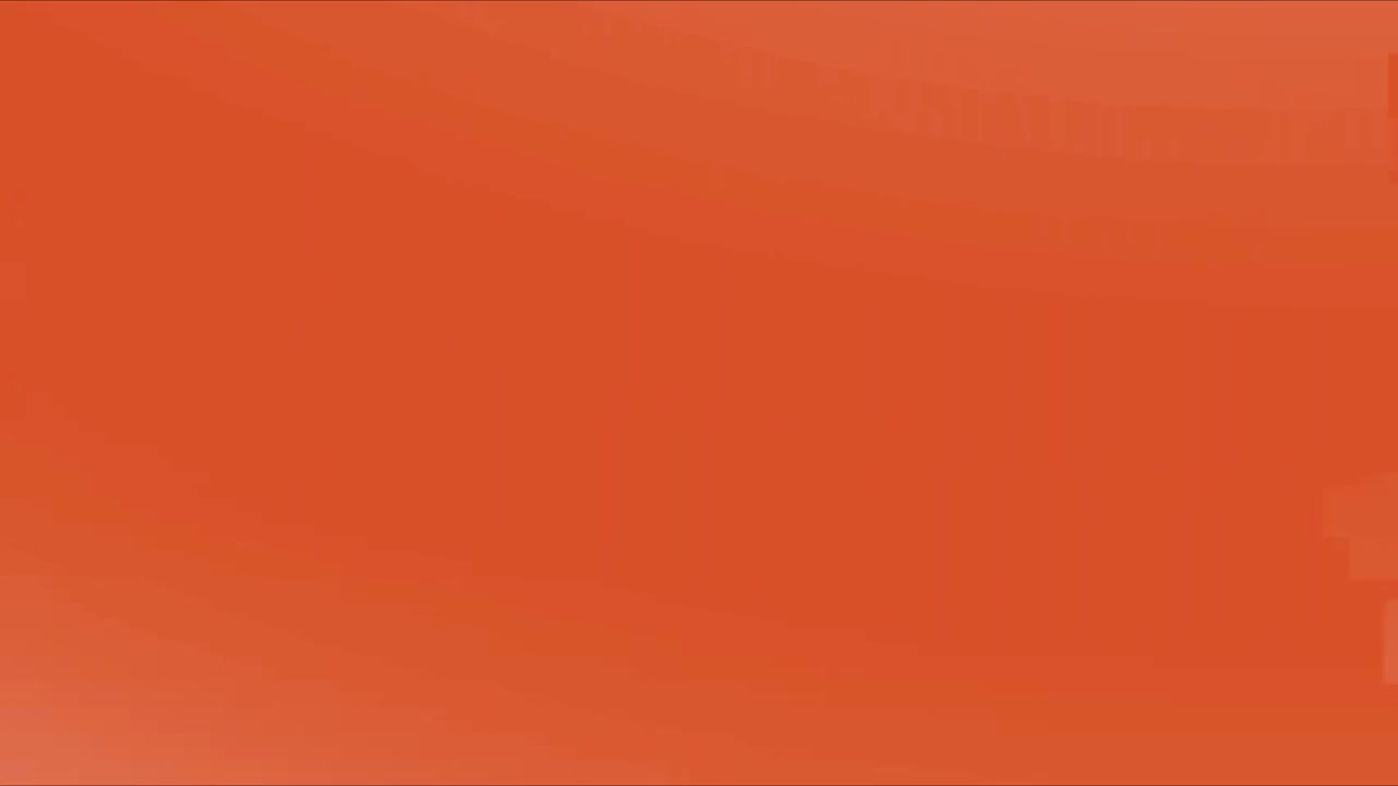 Abstrakt digital glitch-overgang med en orange og hvid farvepalet.