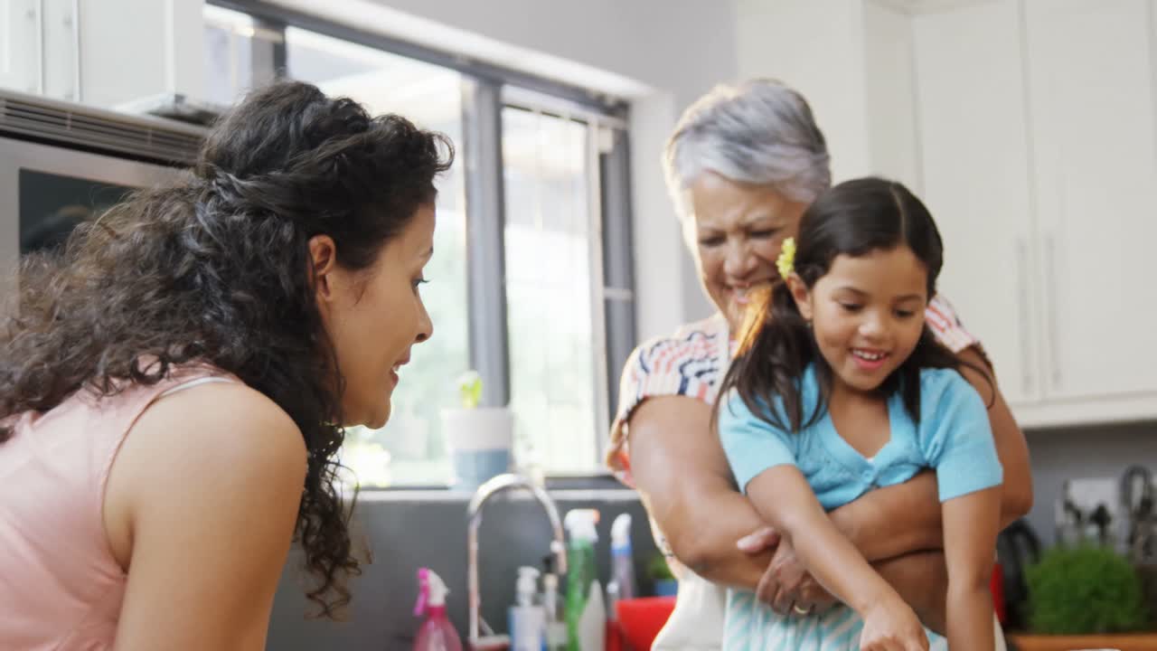 madre, hija y abuela divirtiéndose en la cocina 4k 4k