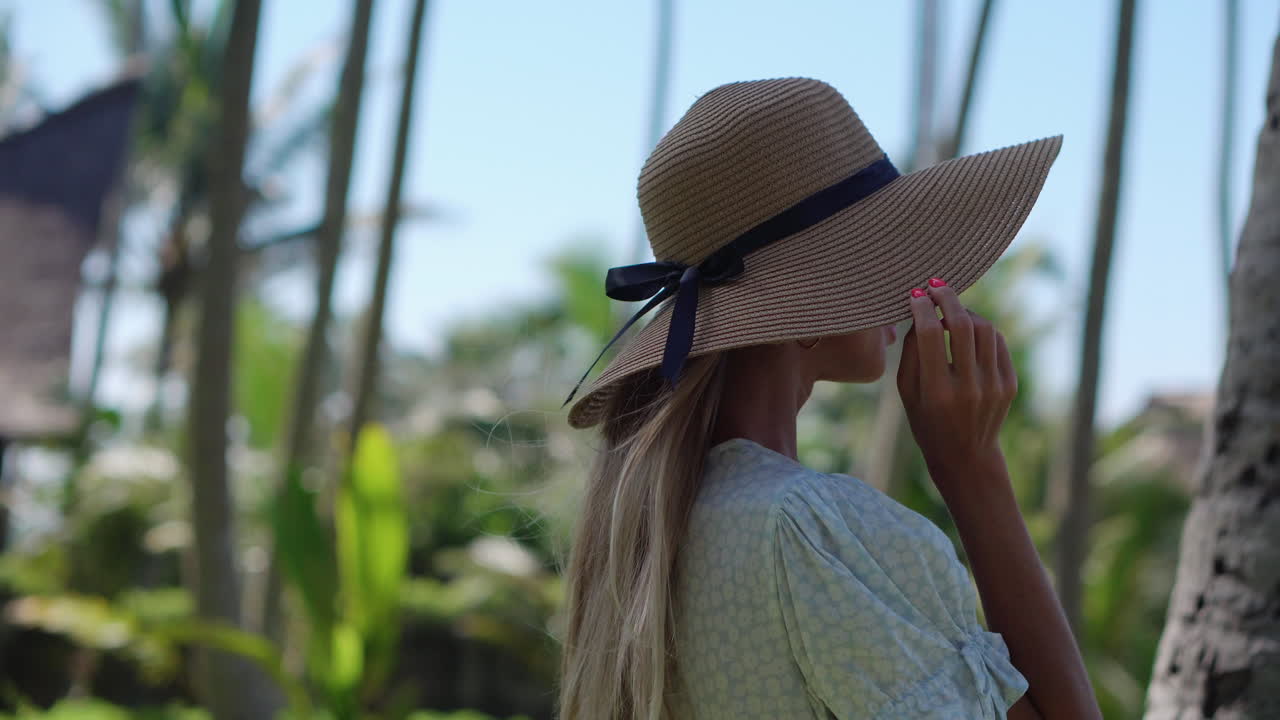 una mujer con un sombrero de paja disfrutando de unas vacaciones tropicales