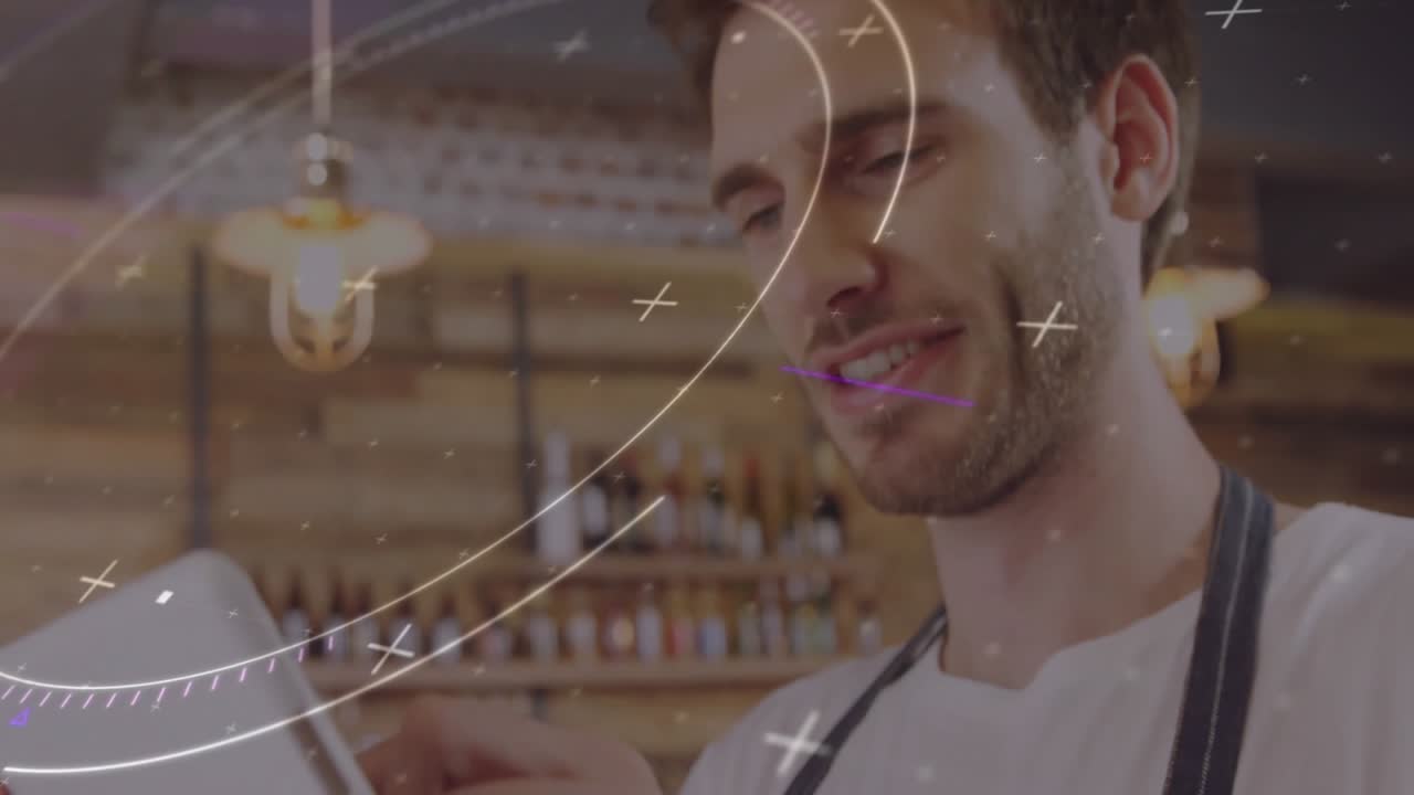 Barista levantando una tablet en el mostrador de una cafetería, mostrando superposiciones mientras toca el menú y confirma el pedido.
