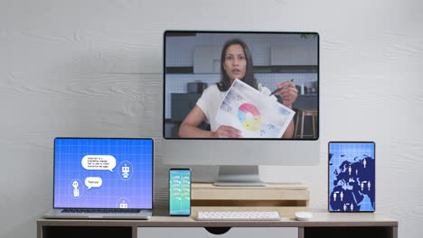 composición de la mujer biracial en la pantalla de la computadora, dispositivos electrónicos con un chat en las pantallas