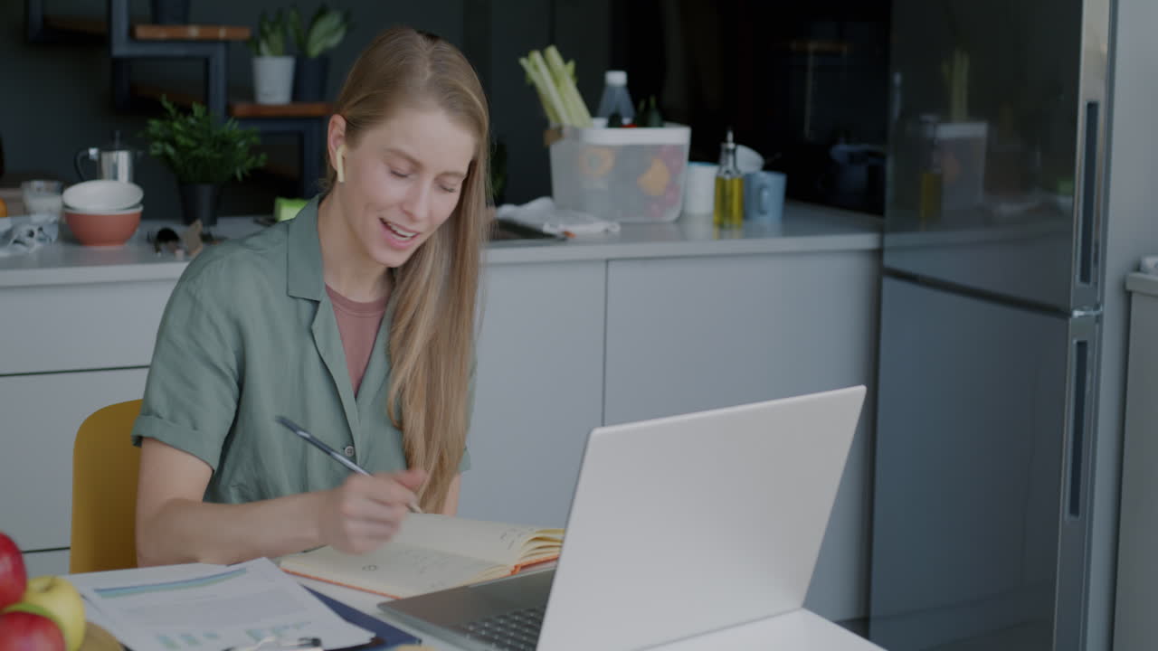 mujer trabajando en la cocina de casa