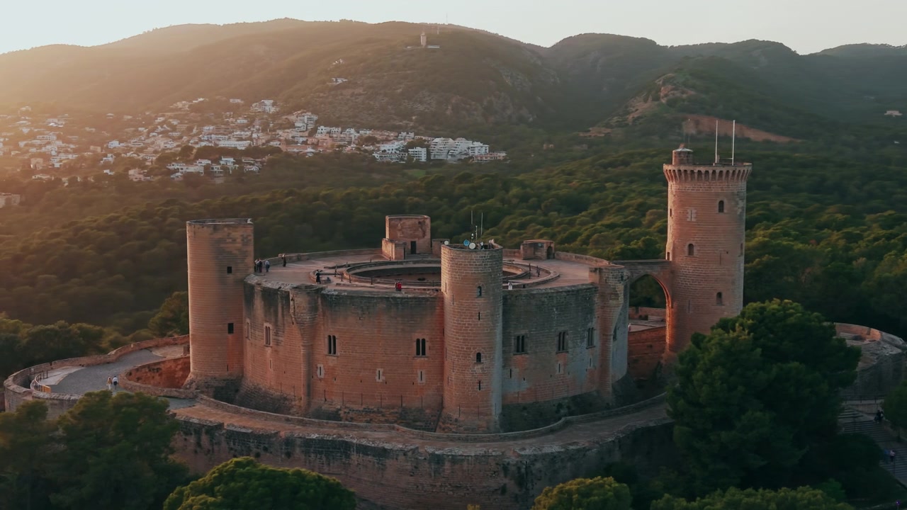 Vista Aerea del Castello di Bellver a Maiorca al Tramonto