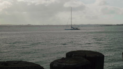 Barco-De-Vela-De-Tiro-Largo-Moviéndose-A-Través-De-Un-Puerto-Ventoso-De-Auckland