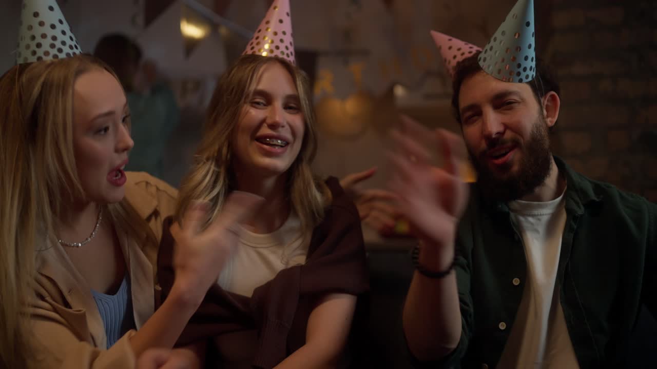 друзья празднуют день рождения