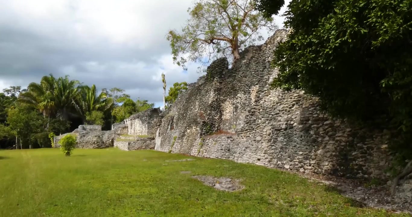 Muro dell'Acropoli visto dalla Piazza delle Stele, sito Maya di Kohunlich - Quintana Roo, Messico