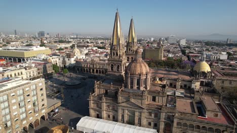 Luftaufnahme-Von-Guadalajara-Zur-Goldenen-Stunde-Der-Kathedrale-Von-Guadalajara