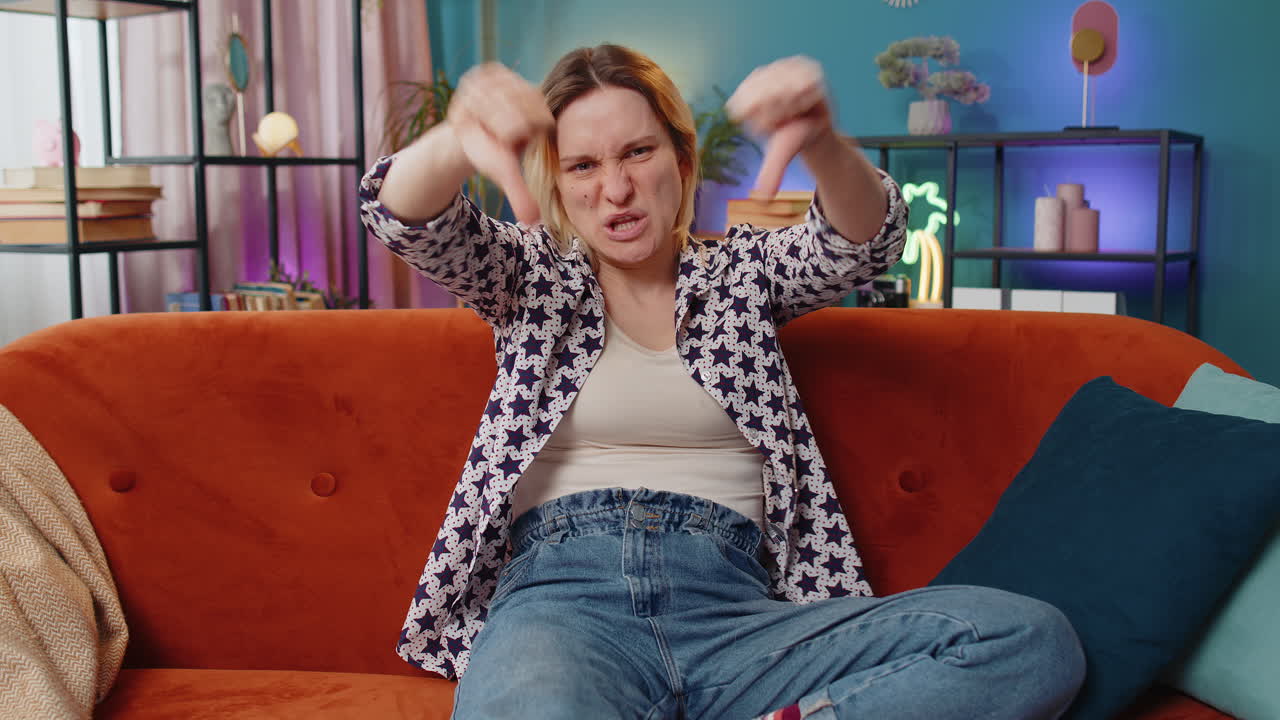 엄지손가락을 아래로 보이는 여성 표지 몸짓 불만을 표현하는 불쾌감 불쾌한 피드백