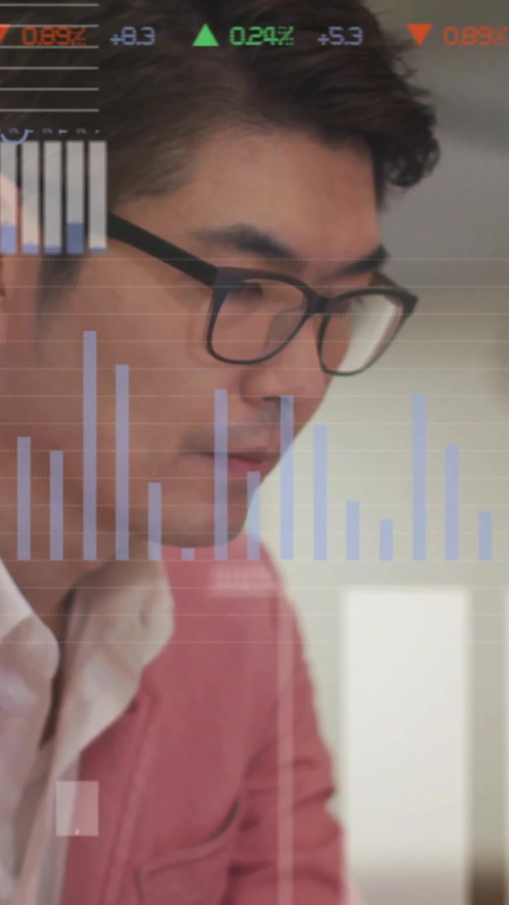 Animazione di elaborazione dati su uomo d'affari asiatico che usa il portatile in ufficio