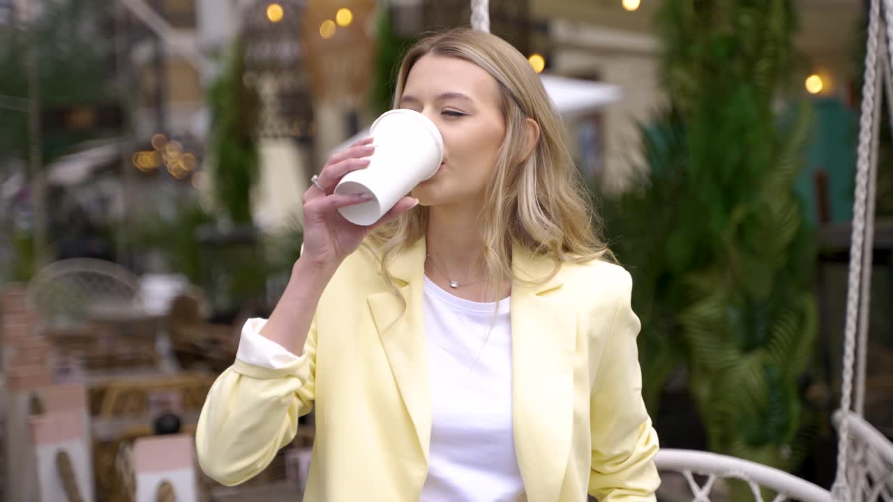 야외에서 커피를 마시는 여자