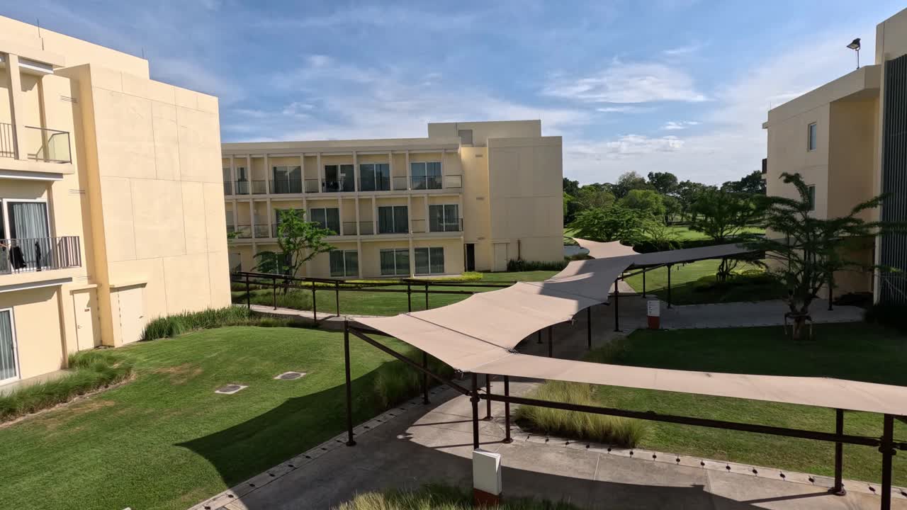 Time-lapse de un edificio moderno y el paisaje circundante