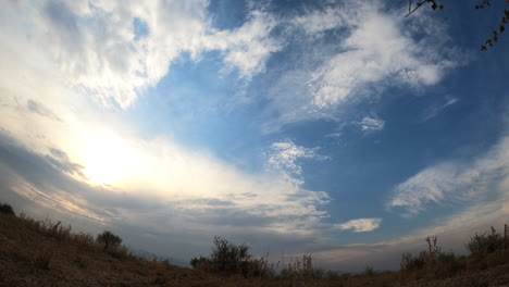 夕暮時日落時, 太陽的光線穿透雲端, 形成, 然後散發在快速的聖杯時間延遲