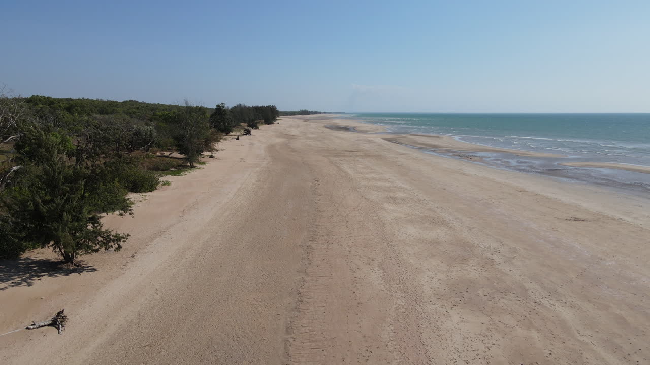 하얀 모래 해변과 푸른 물, 다윈, 노던 테리토리의 낮은 드론 샷