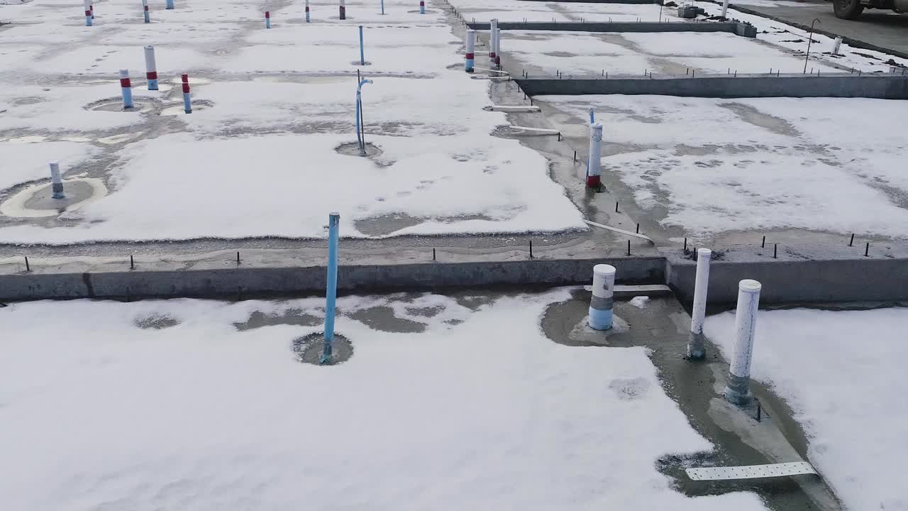 유틸리티를 위해 콘크리트 기초가 완전히 뭉개져 있습니다.