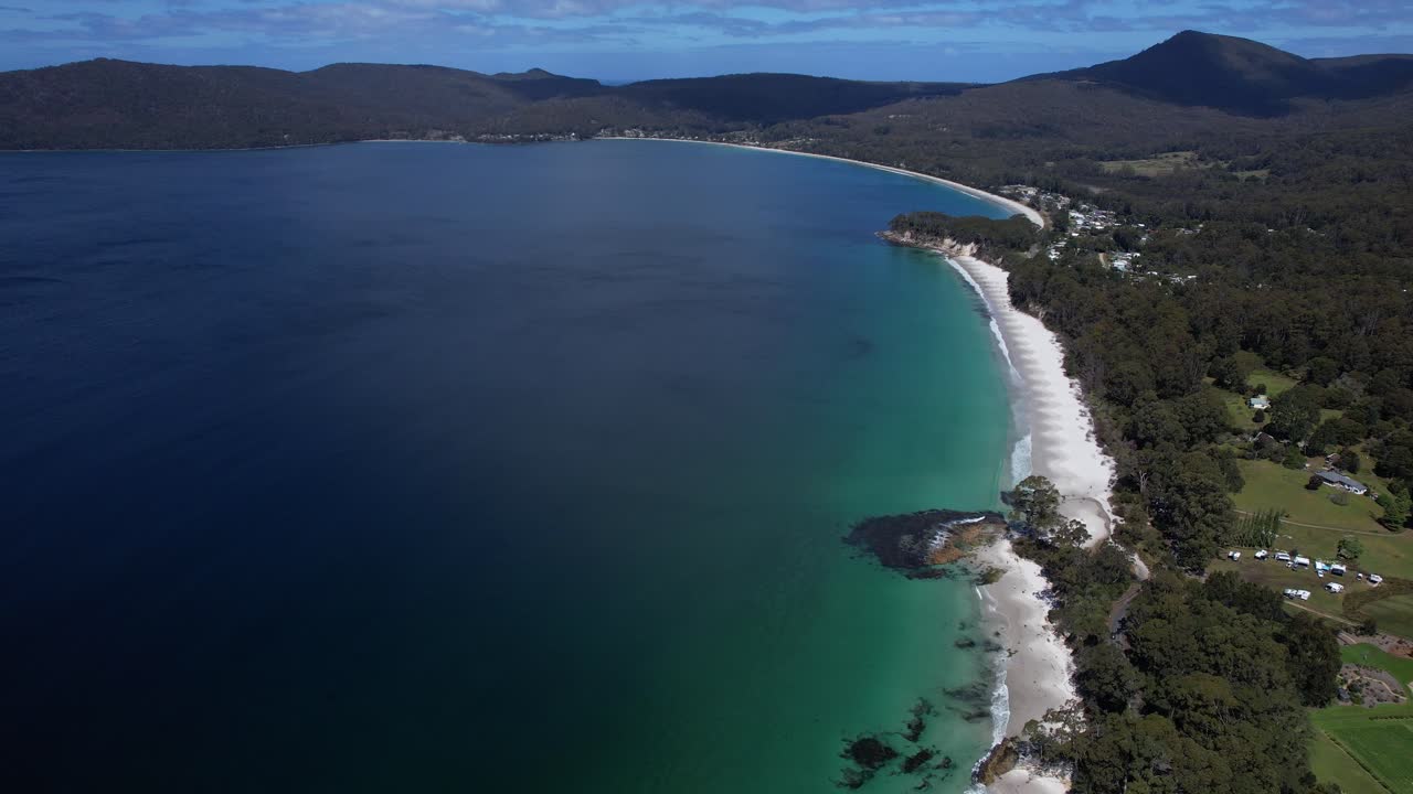 Fredfyldt scene af Hanssons strand i Tasmanien, Australien – droneoptagelse