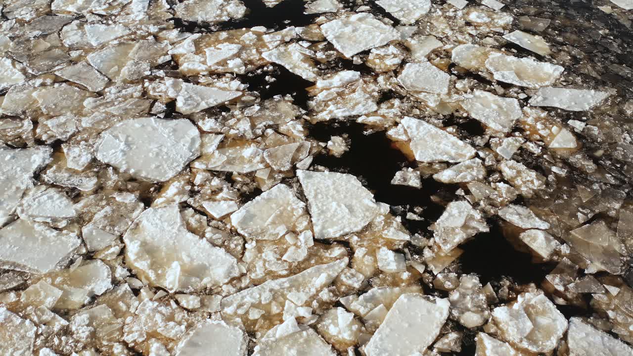 바다에 떠있는 커다란 금이 간 빙원의 공중 비행