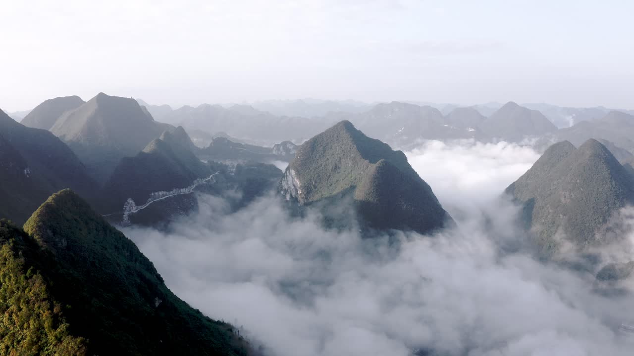 asombroso paisaje nuboso de montaña kárstica, valle de getu en china, vista aérea