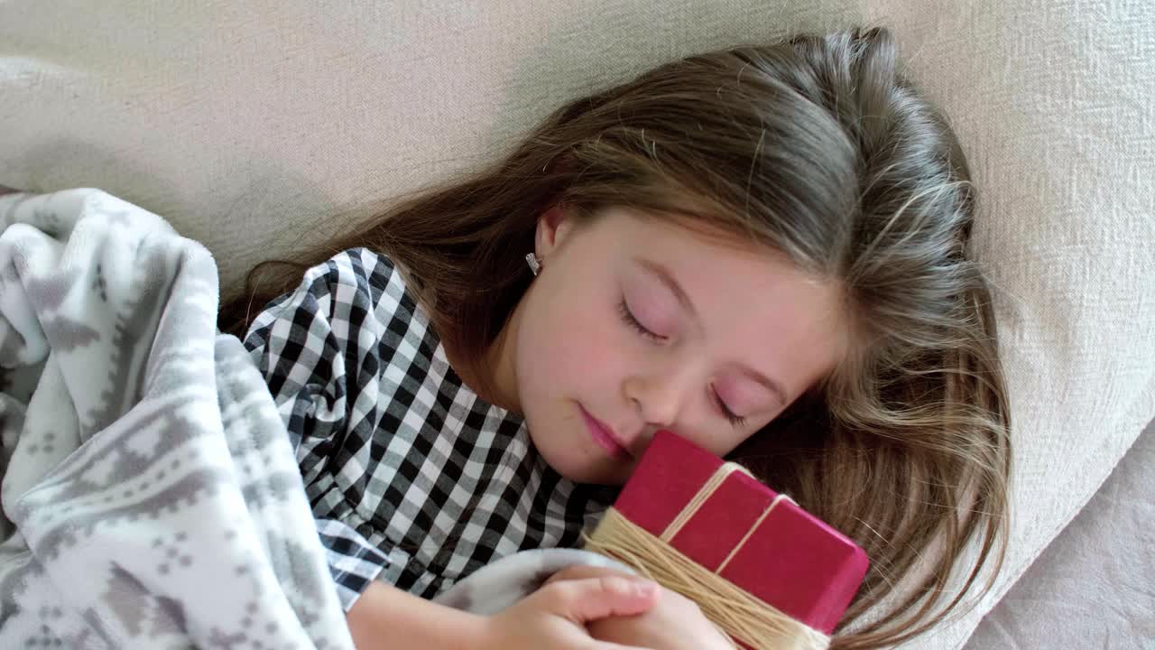 la chica se quedó dormida mientras esperaba a papá noel.