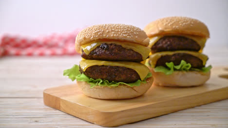 Hamburguesas-O-Hamburguesas-De-Ternera-Con-Queso---Estilo-De-Comida-Poco-Saludable