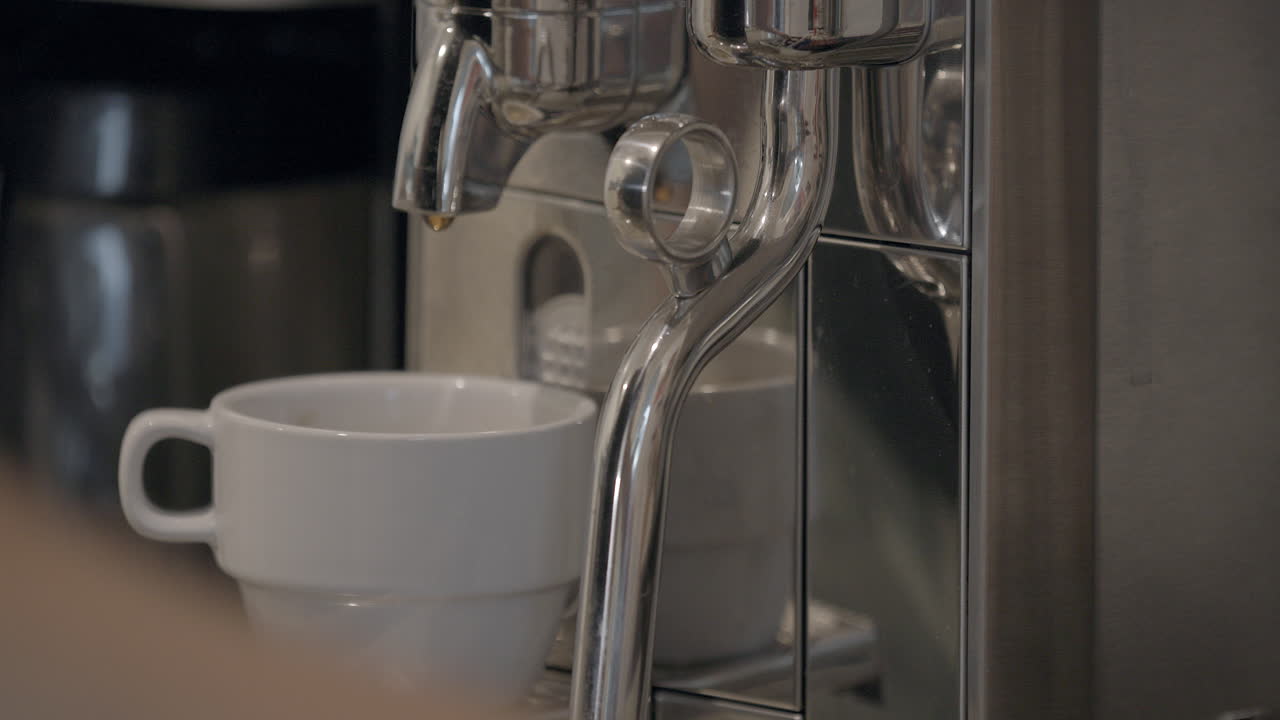 primer plano de un trago de espresso que se vierte de una máquina de espresso