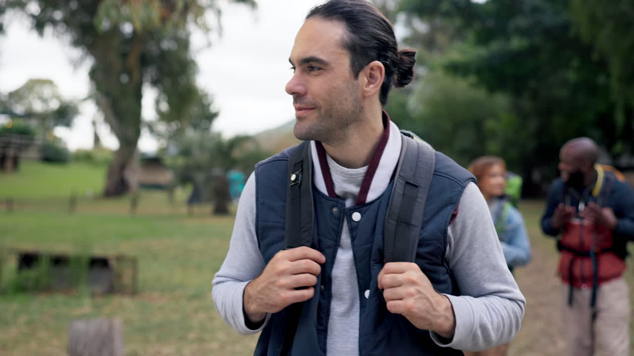 하이킹, 뷰 및 트레킹 그룹과 함께 남자