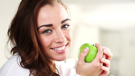 mujer comiendo manzana verde